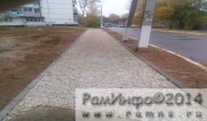 Продолжаются работы по устройству тротуара у д.д.1,2 по ул.Подмосковная в д.Островцы.