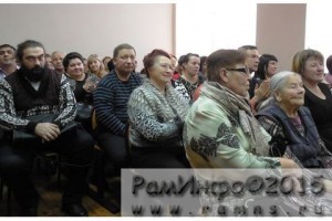 Жители поселения внимательно слушали отчет главы