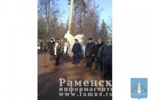 Праздничный митинг у памятника воинам-десантникам в г.Раменское