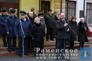 Митинг у стен школы