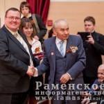 А Е Попов вручает медаль М В Фомину