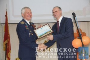 Глава района награждает Корчагина
