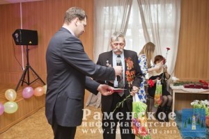 Глава г.п.Кратово награждает ветерана участника ВОВ юбилейной медалью
