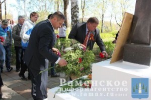 Глава поселения В.А. Мишенькин  у памятника д. Никулино