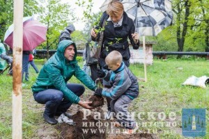 16 мая на территории ДК «Юровский» состоялась акция «Яблоневый сад»