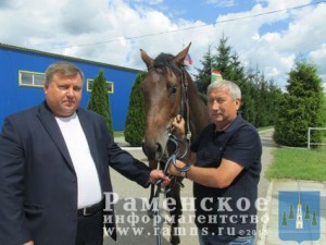 Глава с.п.Рыболовское В.А.Мишенькин с директром КСК Взлет А.И.Титковым