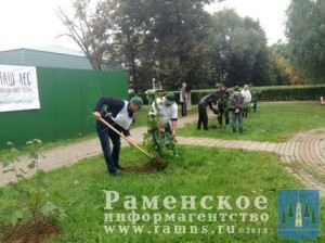 В с.п.Рыболовское в парке высадили деревья в рамках акции «Наш лес. Посади свое дерево»
