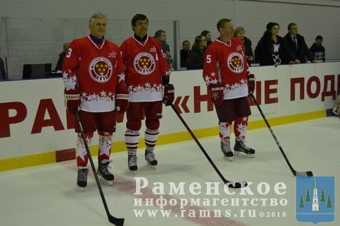 На льду Раменской ледовой арены (слева направо): Владимир Лутченко, Валерий Каменский, Юрий Ляпкин