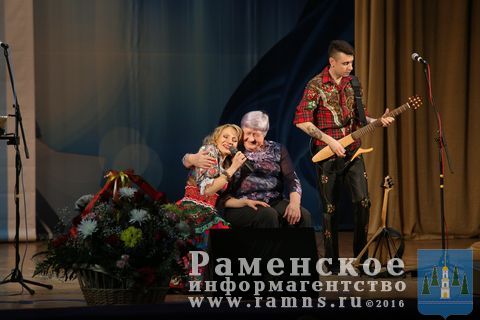 Лена Василек спела песню о маме, тронувшую весь зал