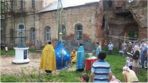 Купол с крестом установили на центральную главу Храма Покрова в селе Никоновское