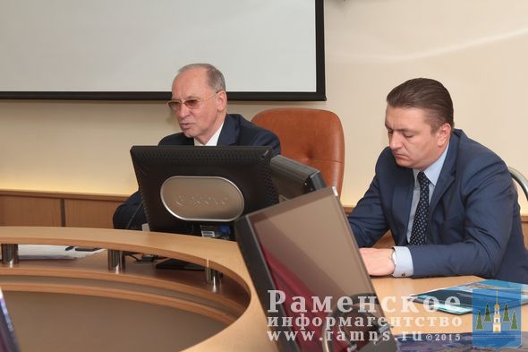 Заседание ведёт глава района В.Ф.Демин