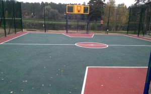 На спортплощадке на улице Молодцова г.п.Кратово уложено новое резиновое покрытие