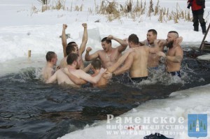 Зимние купания «Русские забавы» прошли в воскресенье 22 января на Кратовском озере