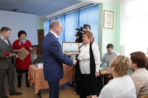 От имени главы района А.Н.Кулакова председатель районного Совета депутатов В.Ф.Демин вручил награды самым активным жителям поселения
