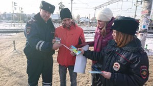 Раменские полицейские провели акцию по популяризации световозвращающих элементов среди пассажиров железнодорожного транспорта
