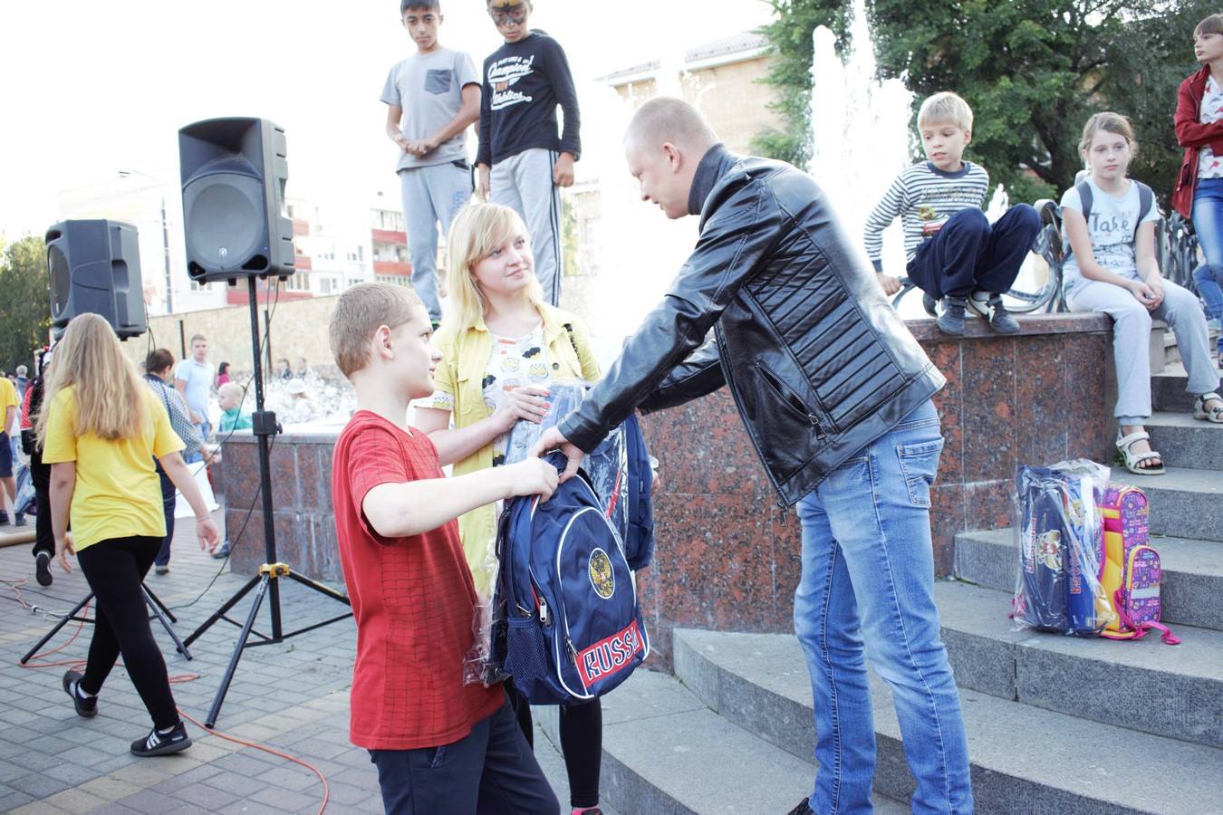 Пяти многодетным семьям Раменского района вручили подарки к новому учебному  году - РамМедиа - Раменский городской округ - Раменское