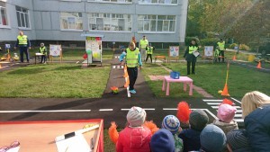 Детям и родителям в Дубовой роще напомнили правила безопасности на дороге