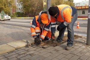Тактильную плитку на спусках с тротуаров установят на улицах Михалевича и Крымской