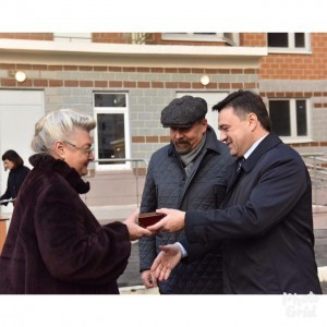 Губернатор Московской области Андрей Воробьев совместно с министром строительства и ЖКХ РФ Михаилом Менем вручил ключи участникам долевого строительства в Звенигороде