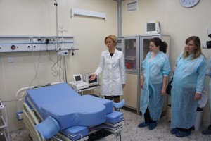 Замминистра здравоохранения Московской области Ирина Солдатова провела экскурсию для будущих мам по новому роддому в Раменском