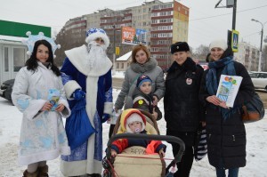 Участниками акции «Полицейский Дед Мороз» стали более 200 случайных участков дорожного двдвижения