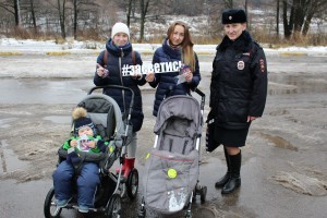 В городе Раменское сотрудники Госавтоинспекции позаботились о безопасных прогулках молодых мам и бабушек с колясками в темное время суток