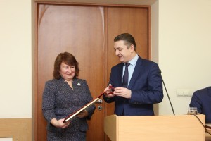 Андрей Кулаков поздравил с юбилеем председателя Комитета финансов Ирину Задорожную