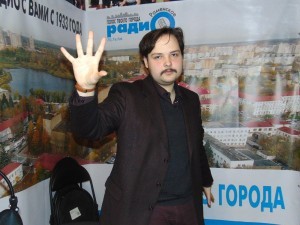 В сегодняшнем выпуске «Музыкального часа» слушайте интервью с мультиинструменталистом Антоном Макаровым