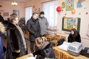 Жители из пострадавших квартир дома №5 по улице Кирова эвакуированы в детский сад №5, где развернут штаб по ликвидации ЧС