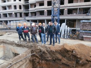 Глава района проконтролировал ход работ в ЖК «Раменский», где после смены застройщика возобновилось возведение многоэтажных корпусов