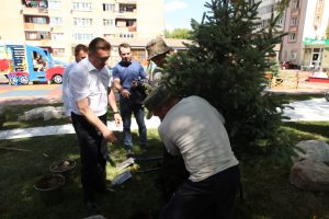 Андрей Кулаков принял участие в высадке деревьев на улице Воровского