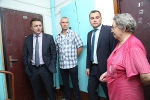 Глава района проверил ход ремонта подъездов и благоустройства