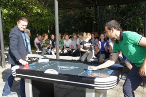 Глава Раменского района выиграл в аэрохоккей у волонтеров