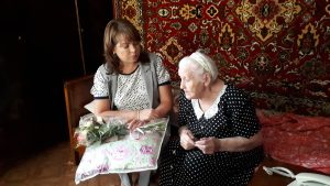 Заместитель председателя районного Совета депутатов Нина Широкова поздравила с 96-летием ветерана Великой Отечественной войны Раису Никаноровну Скворцову