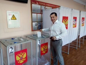 Кандидат в губернаторы Игорь Чистюхин проголосовал на участке 2573 , расположенном в Удельнинской гимназии