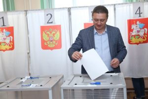 Глава Раменского района Андрей Кулаков проголосовал на избирательном участке в Раменской школе №5