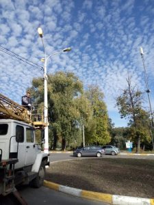 Сотрудниками МБУ «Содержание и благоустройство» проводятся работы по текущему ремонту сетей уличного освещения