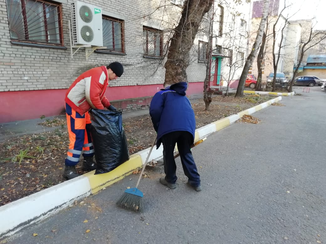 Сотрудники МБУ «Содержание и благоустройство» ведут осеннюю уборку  территорий городского поселения Раменское - РамМедиа - Раменский городской  округ - Раменское