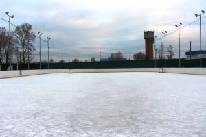 В поселке Электроизолятор залит каток