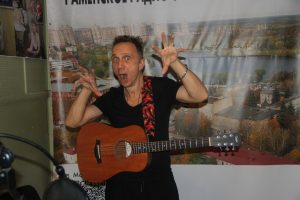 Гостем студии стал музыкант, продюсер, основатель кавер-группы «Toronto» ДЭН ЯКУШЕВИЧ