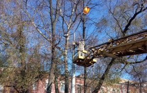 Работы по ремонту уличного освещения проводятся в Раменском
