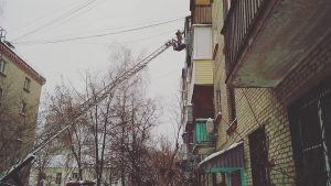 В г.Раменское ведутся работы по очистке кровель и крыш от снега, сосулек и наледи