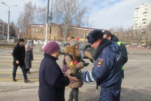 В Раменском сотрудники полиции провели ежегодную акцию, приуроченную к Международному женскому дню, «Цветы для автоледи»