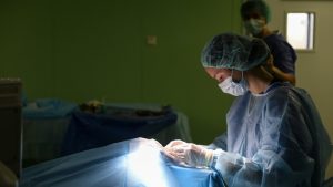 Врачи Раменской центральной районной больницы спасли жизнь 55-летней пациентке, которую ранили ножом в область грудной клетки