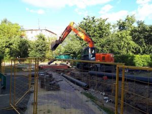 На вопросы жителей о несвоевременном включении горячего водоснабжения ответил директор Теплосети Александр Синицкий