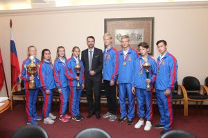 Врип главы Раменского района Виктор Неволин поздравил учеников Новохаритоновской школы с наградами Всероссийских состязаний школьников