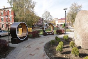 Три скамьи со световой инсталляцией и возможностью зарядки мобильных устройств установлены на строящемся бульваре Искусств в Раменском