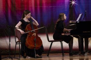 В выставочном зале Дворца культуры «Победа» состоялось торжественное открытие экспозиции «Закружилась в небе осень»