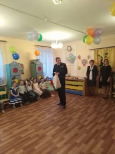 Сотрудники ГИБДД  пришли в гости к воспитанникам детского сада №5 г.о. Раменский  на праздник, посвященный Дню матери