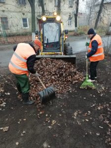 Сотрудники МБУ «Содержание и благоустройство» продолжают ежедневную уборку территорий городского поселения Раменское: бульваров, площадей, придомовых территорий, проездов, тротуаров.